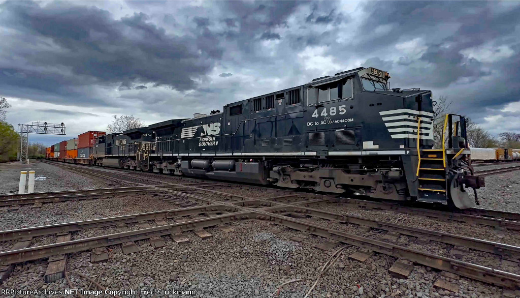 NS 4485 heads east.